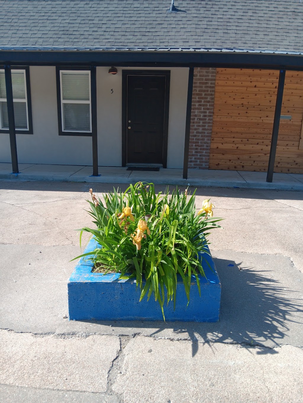 Country Cottage Square | 115 W Kansas Ave, El Dorado, KS 67042, USA | Phone: (316) 321-5313