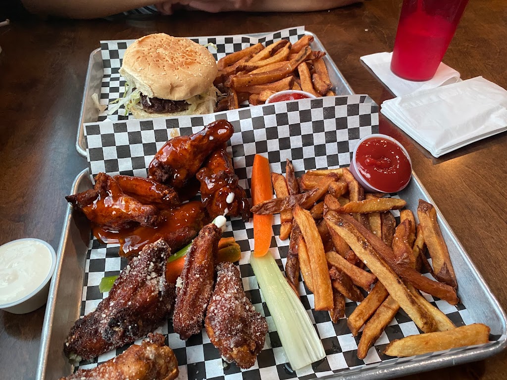 Petes Burgers, Wings and Drinks | 695 Town Square Blvd, Garland, TX 75040, USA | Phone: (972) 495-2959