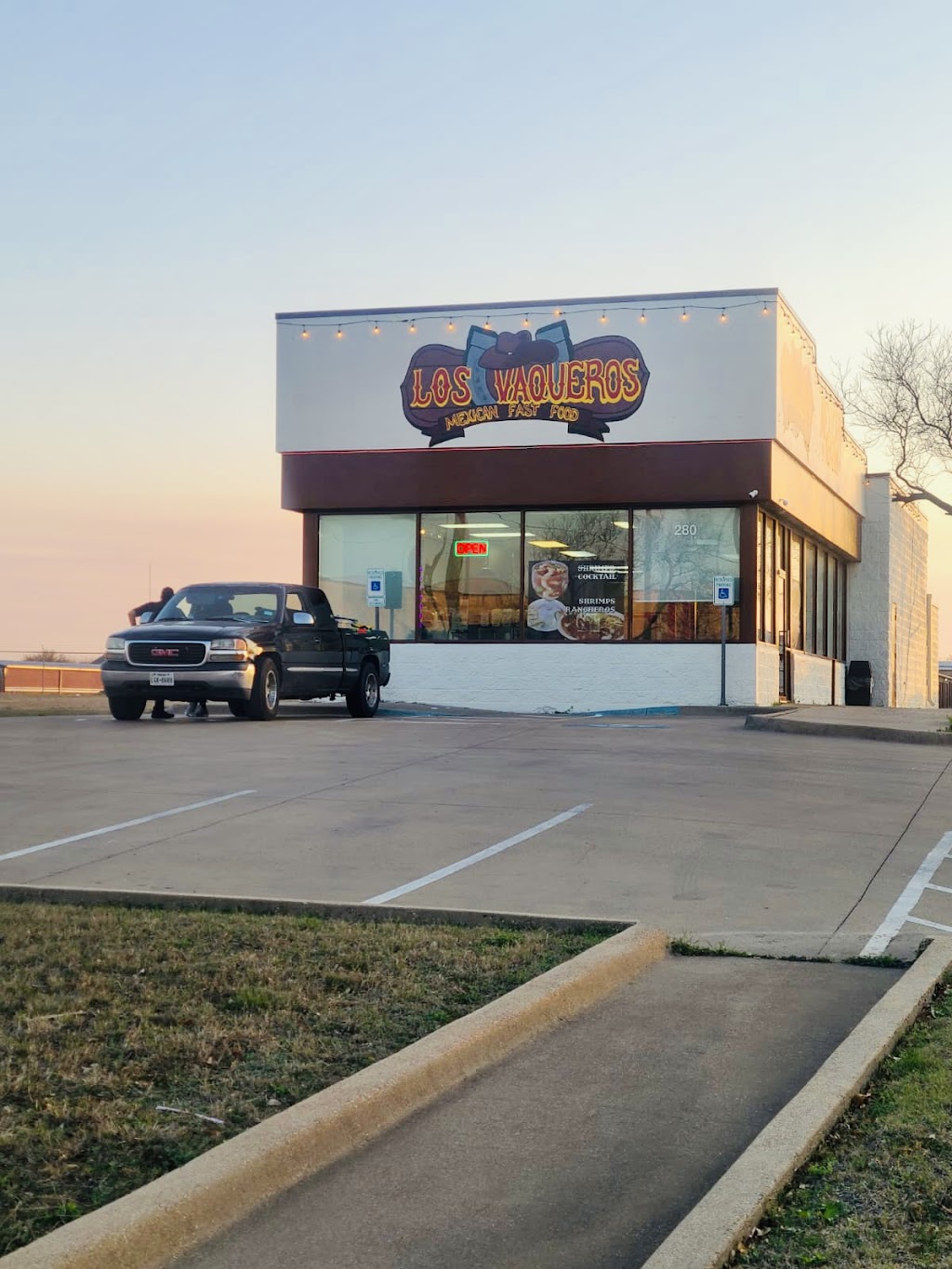 Los vaqueros mexican fast food | 280 Colonial Dr, Cleburne, TX 76033, USA | Phone: (817) 526-5182