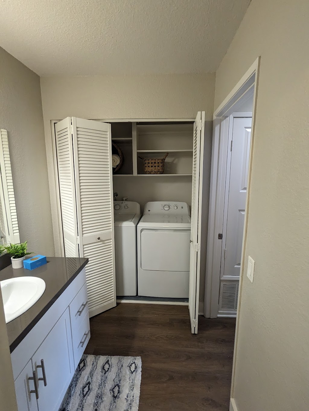 Channel Point Apartments | 5926 Bixby Village Dr, Long Beach, CA 90803, USA | Phone: (562) 222-8024