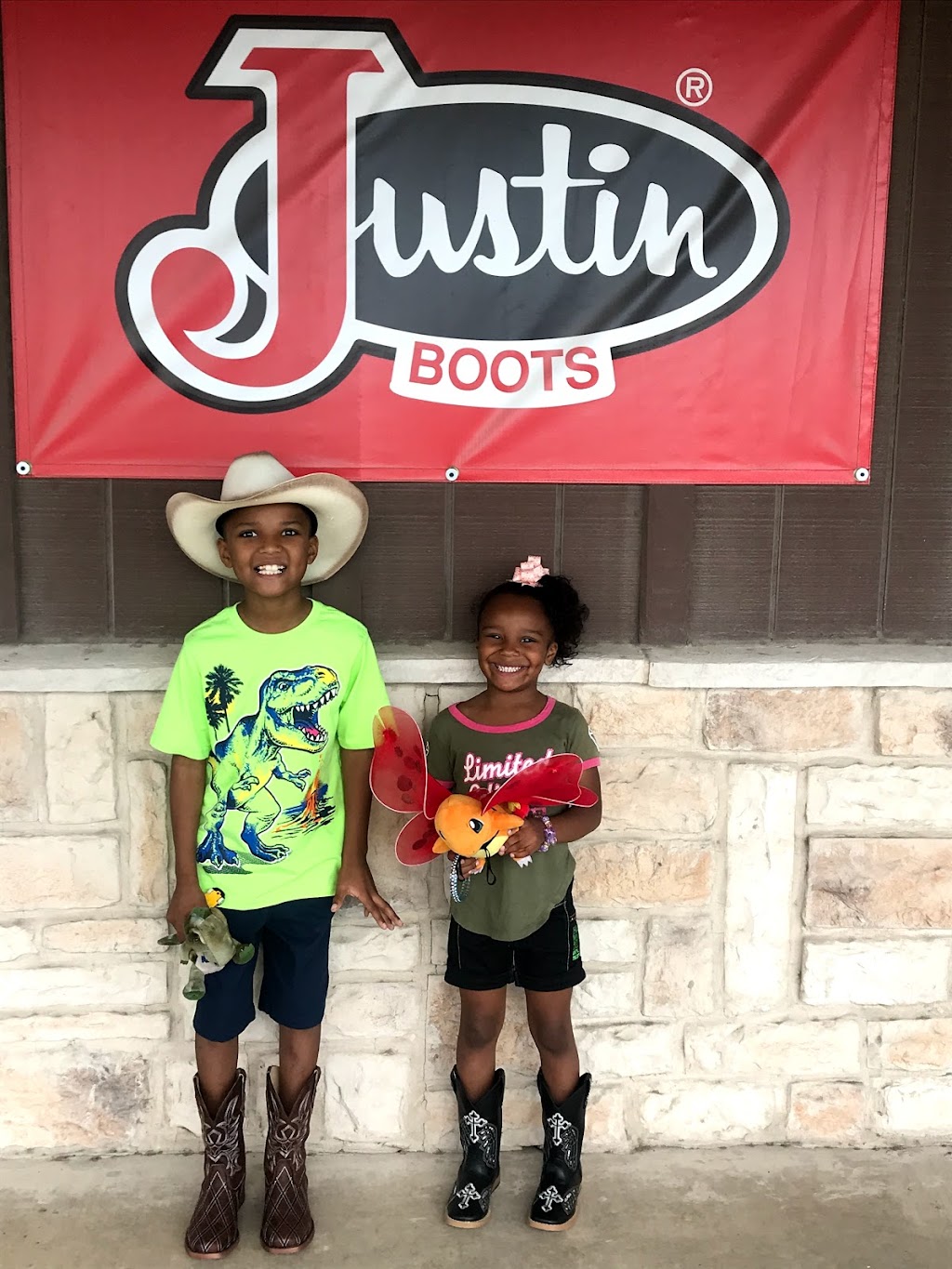 Justin Discount Boots Chute #1 | 114 W 2nd St, Justin, TX 76247, USA | Phone: (940) 648-2795