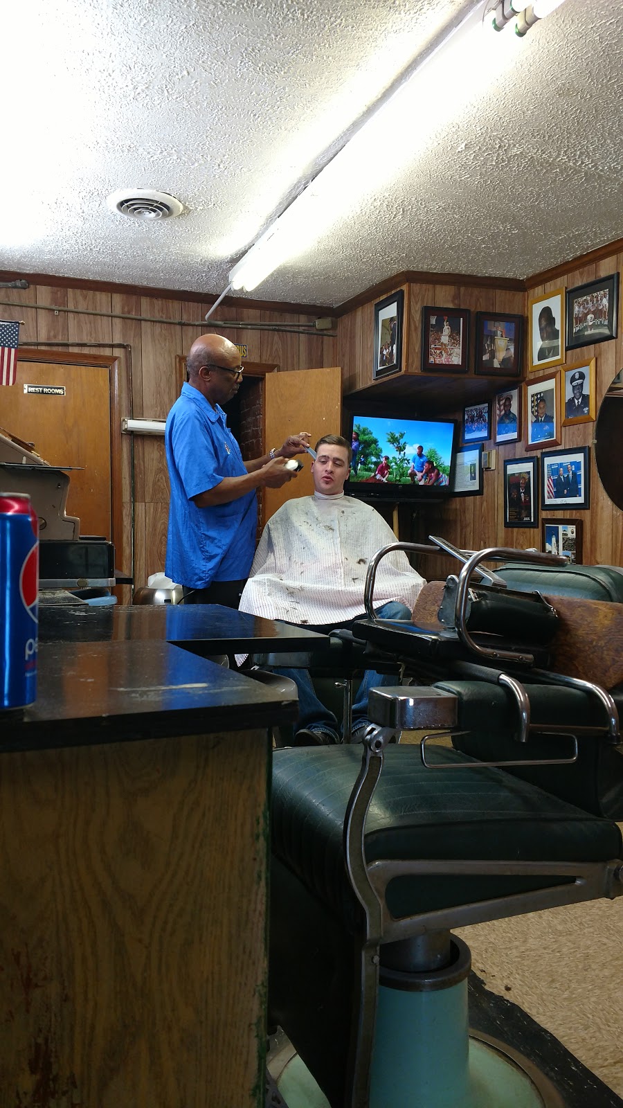 Mullins Barber Shop | 17 E County St, Hampton, VA 23663, USA | Phone: (757) 723-9725