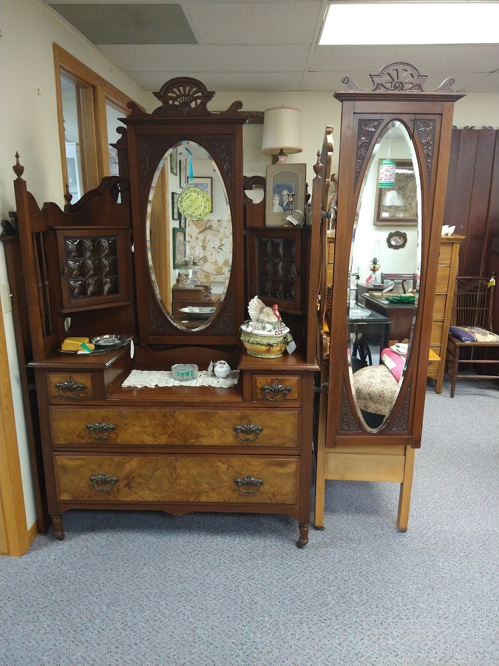 Cameo Antique Mall | 827 Water St, Sauk City, WI 53583, USA | Phone: (608) 643-8000