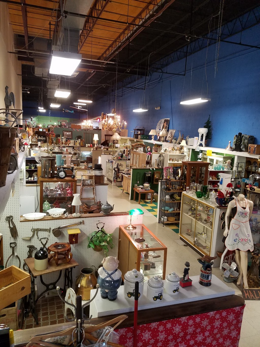 Shawnee Antique Mall | 7410 Nieman Rd, Shawnee, KS 66203, USA | Phone: (913) 499-7688