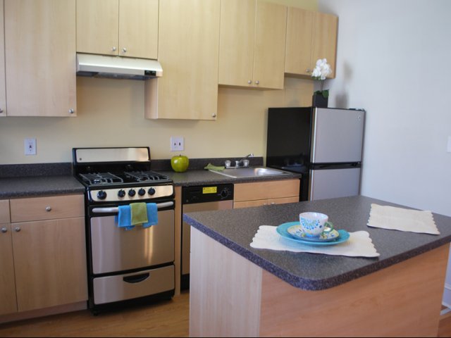 Jefferson House Apartments | 4 E 32nd St, Baltimore, MD 21218, USA | Phone: (410) 235-7800