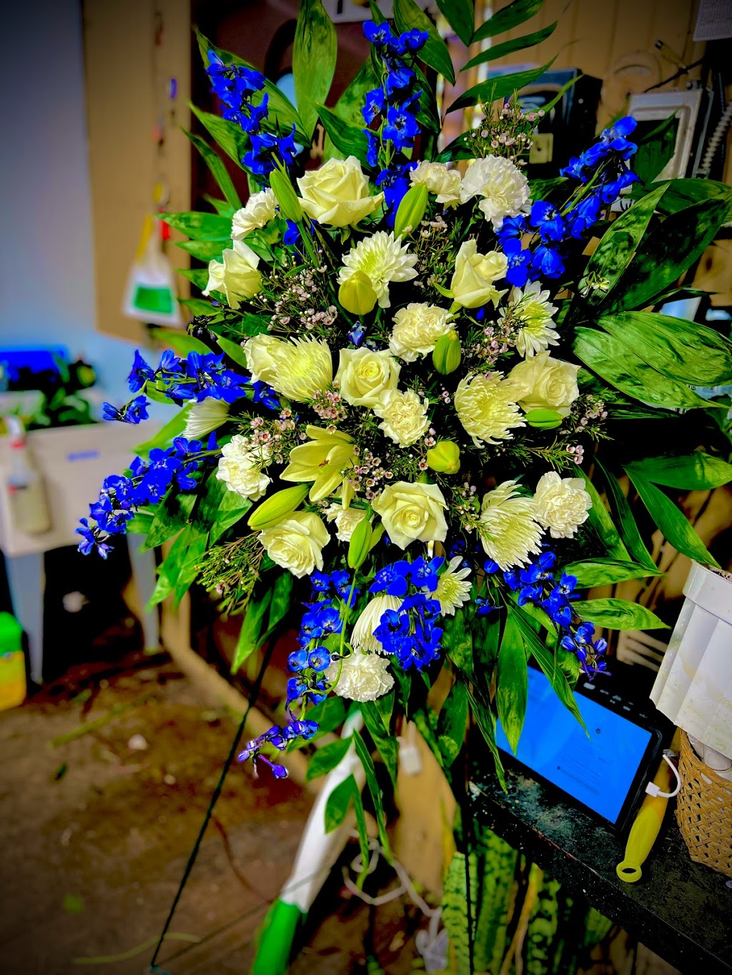 Halstead Floral at The Plaza | 224 Main St, Halstead, KS 67056, USA | Phone: (316) 835-2291