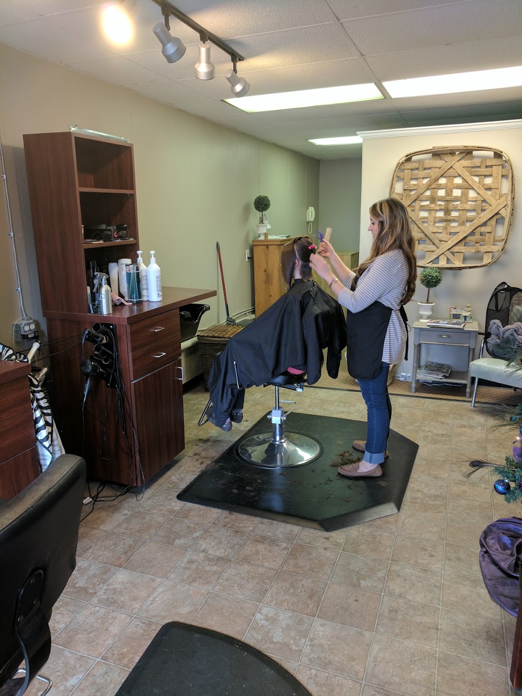 Tangles Hair Salon | 2782 Old U.S. Hwy 421 N, Siler City, NC 27344, USA | Phone: (919) 548-1042