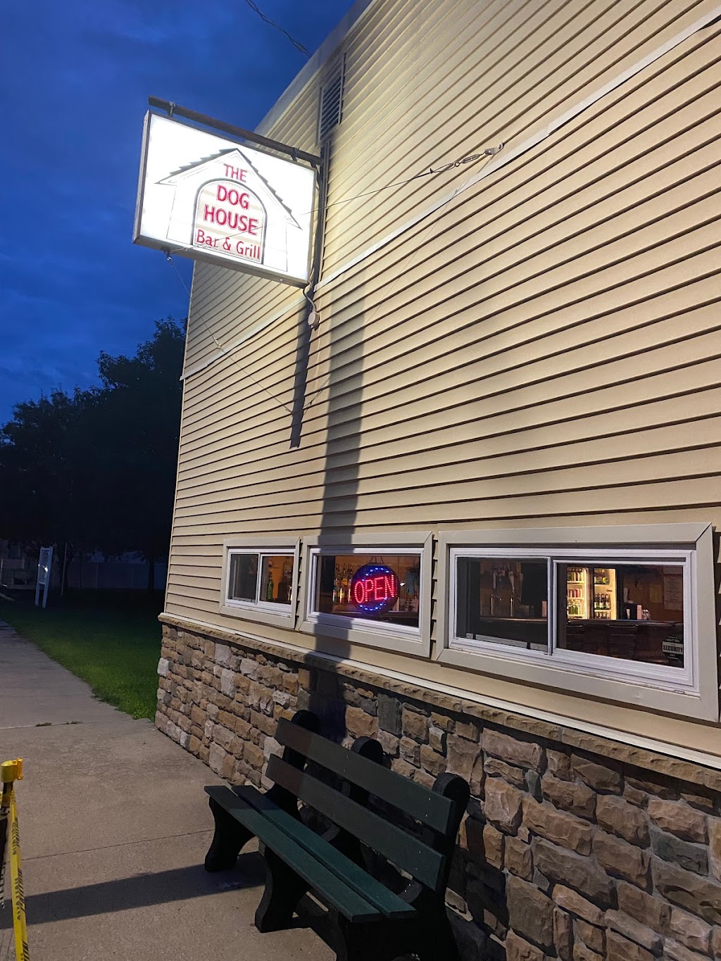 Doghouse Bar & Grill The | 122 S 7th St, Wymore, NE 68466, USA | Phone: (402) 645-5000