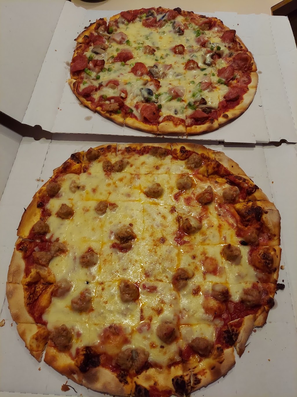 Carbones Pizzeria | 705 Century Ave N, Maplewood, MN 55119, USA | Phone: (651) 501-0822