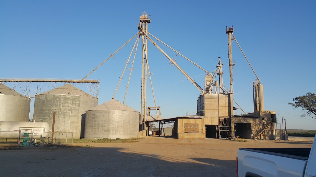 Luckey Custom Feedlot, Inc. | 2242 FM 3176, Devine, TX 78016, USA | Phone: (830) 665-3624