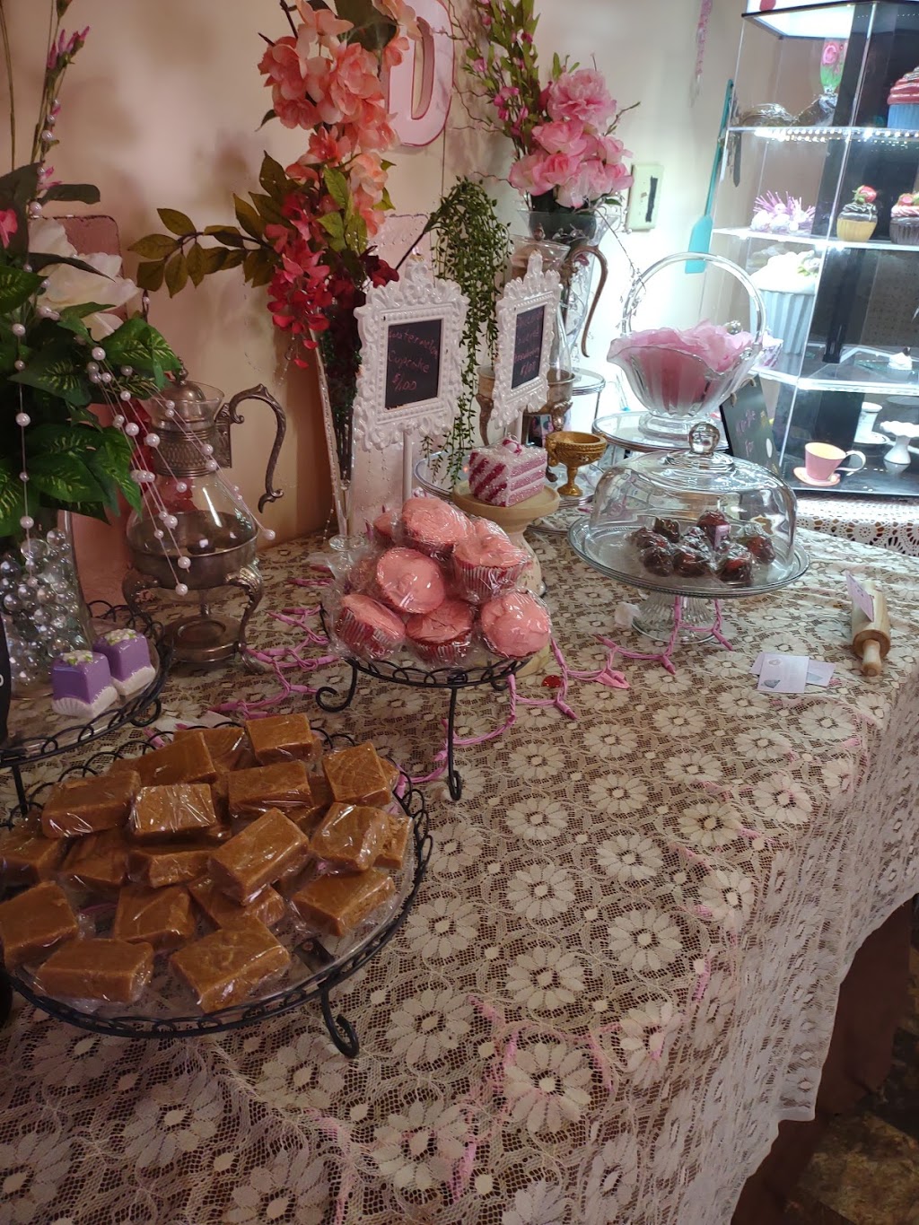 Delilahs Desserts | Pink stand in back yard, 918 Lafayette St, Anderson, IN 46012, USA | Phone: (765) 610-7568
