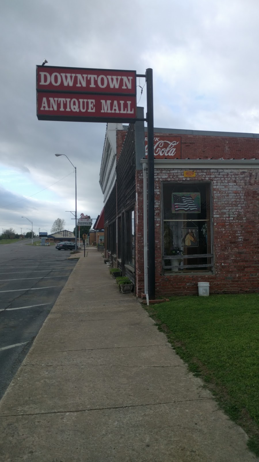 Downtown Antique Mall | 219 S Broadway St, Checotah, OK 74426, USA | Phone: (918) 473-5097