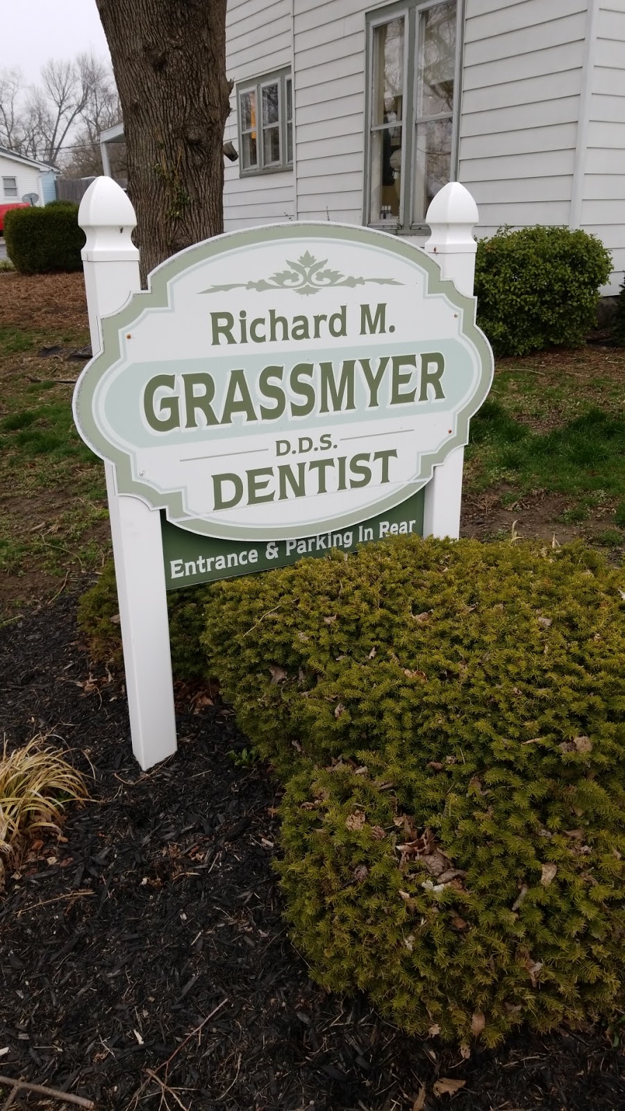 Richard M Grassmyer,DDS | 200 E Hackberry St, Salem, IN 47167, USA | Phone: (812) 883-3202
