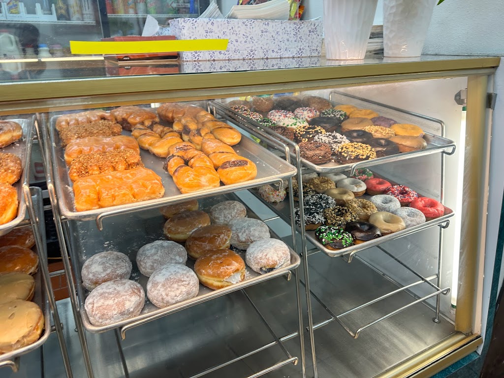 B & B Donuts | 528 S Beach Blvd, Anaheim, CA 92804, USA | Phone: (714) 826-0205