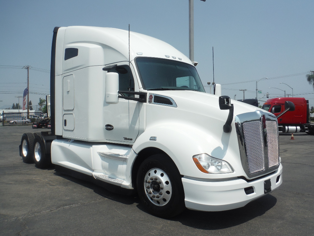 Calzona Truck Sales Inc | 15689 Valley Blvd, Fontana, CA 92335 | Phone: (909) 822-2000