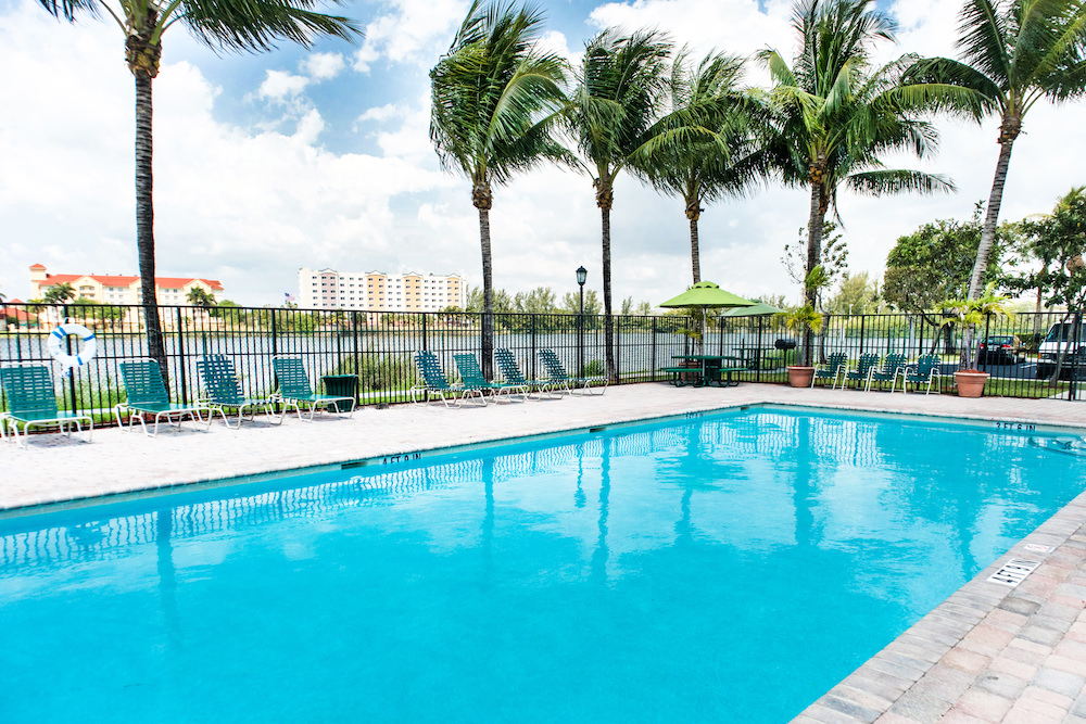 Crystal Lake Apartments | 2900 N 24th Ave, Hollywood, FL 33020, USA | Phone: (954) 920-2620