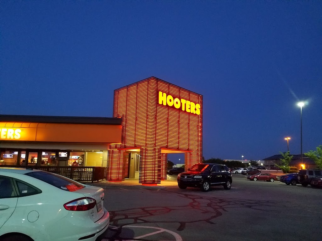 Hooters | 6426 E 82nd St, Indianapolis, IN 46250, USA | Phone: (317) 577-1477