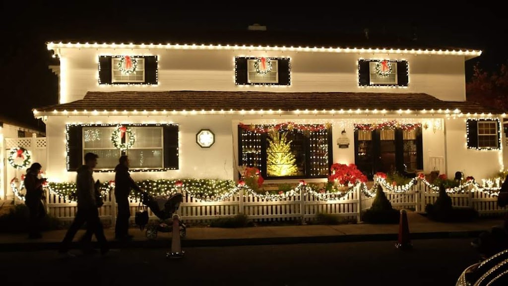 Holiday Light Hanging | 1202 N Pacific St, Oceanside, CA 92054, USA | Phone: (760) 575-1205