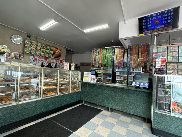 Yum-Rich Donut & Sandwiches | 20129 Vanowen St, Winnetka, CA 91306, USA | Phone: (818) 914-4421