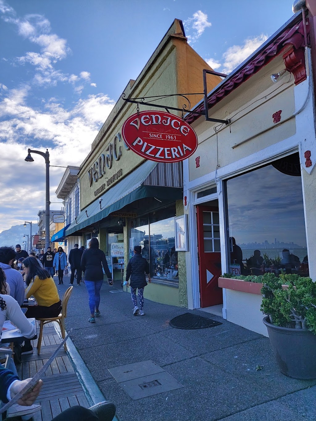 Venice Gourmet Delicatessen & Pizzeria | 625 Bridgeway, Sausalito, CA 94965, USA | Phone: (415) 332-3544