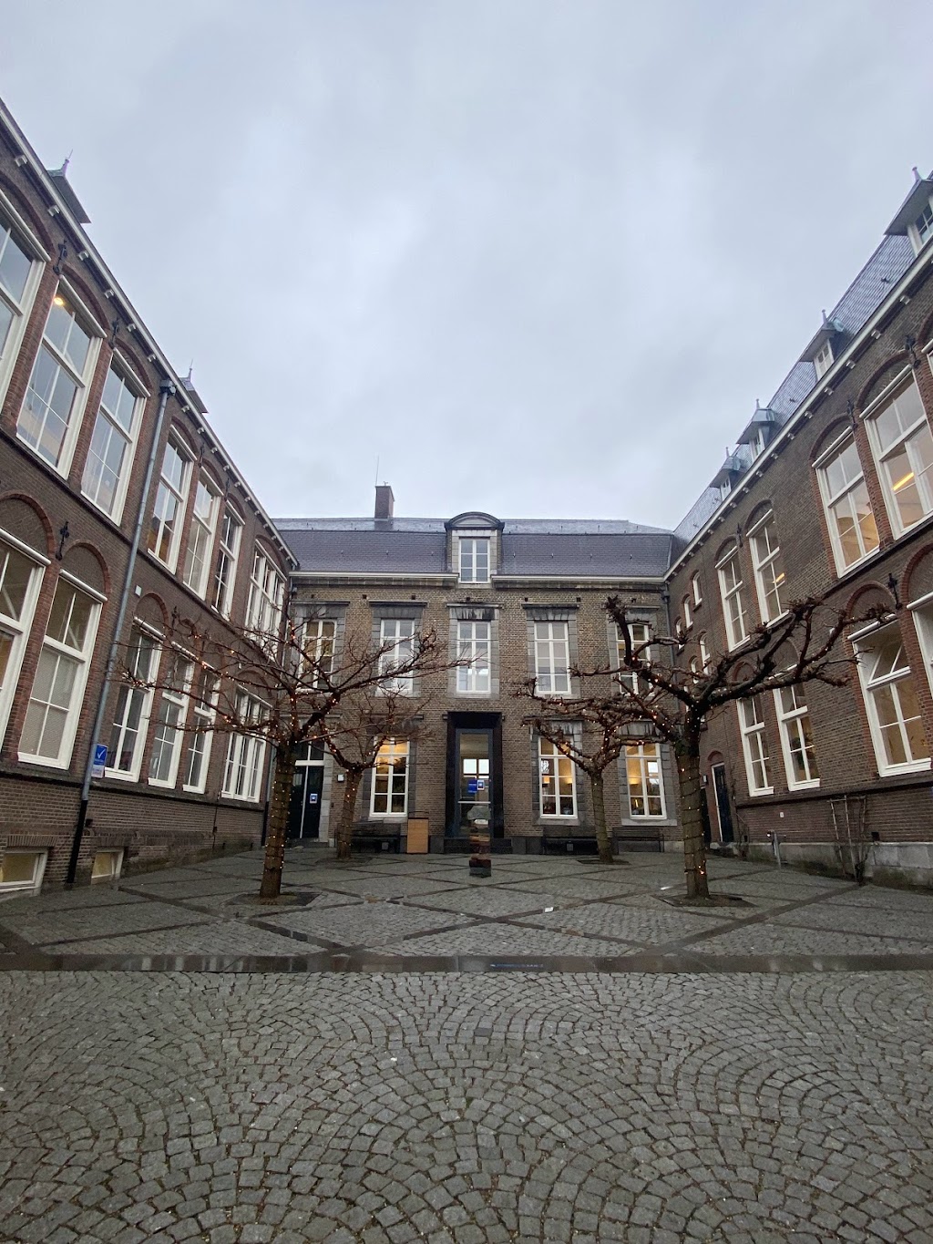 Faculty of Arts and Social Sciences | Grote Gracht 90-92, 6211 SZ Maastricht, Netherlands | Phone: 043 388 4772