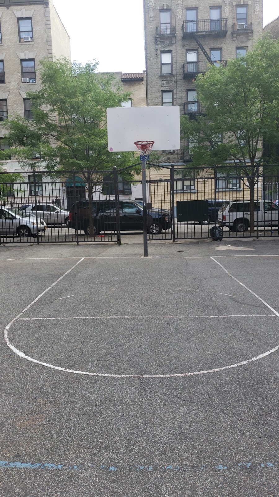 West 186th Street Basketball Court | 556 W 186th St, New York, NY 10033, USA | Phone: (212) 639-9675