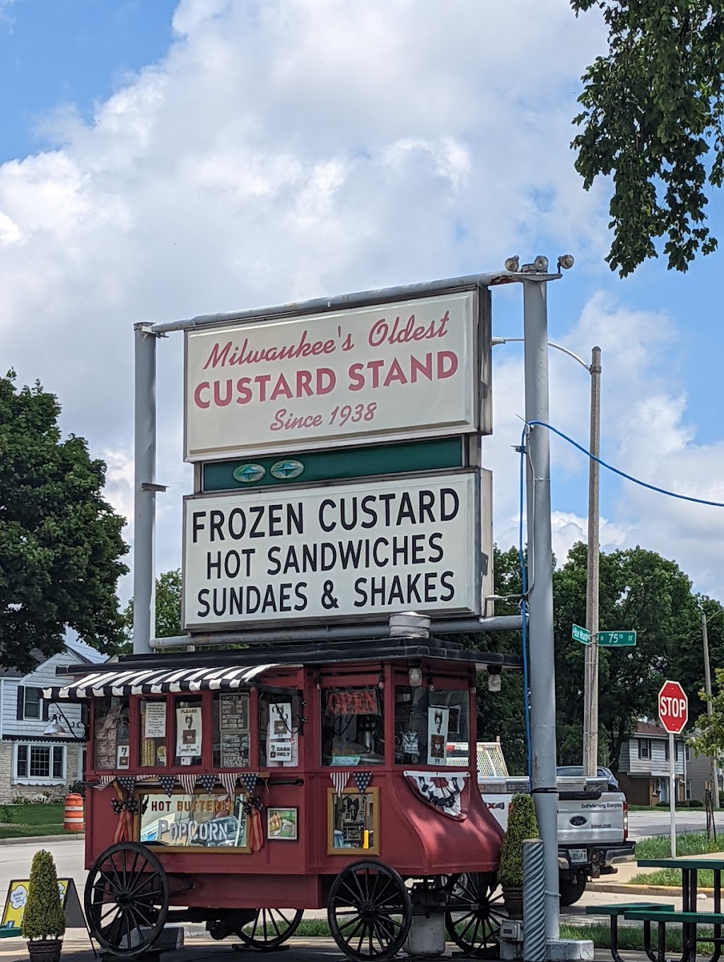 Gilles Frozen Custard | 7515 W Bluemound Rd, Milwaukee, WI 53213, USA | Phone: (414) 453-4875