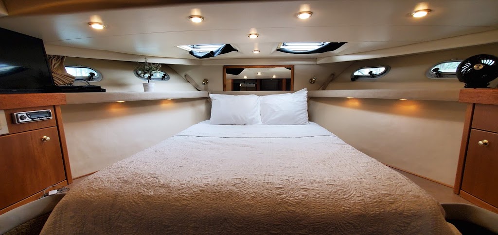 Dockside Boat & Bed | 330 S Pine Ave, Long Beach, CA 90802, USA | Phone: (562) 436-3111