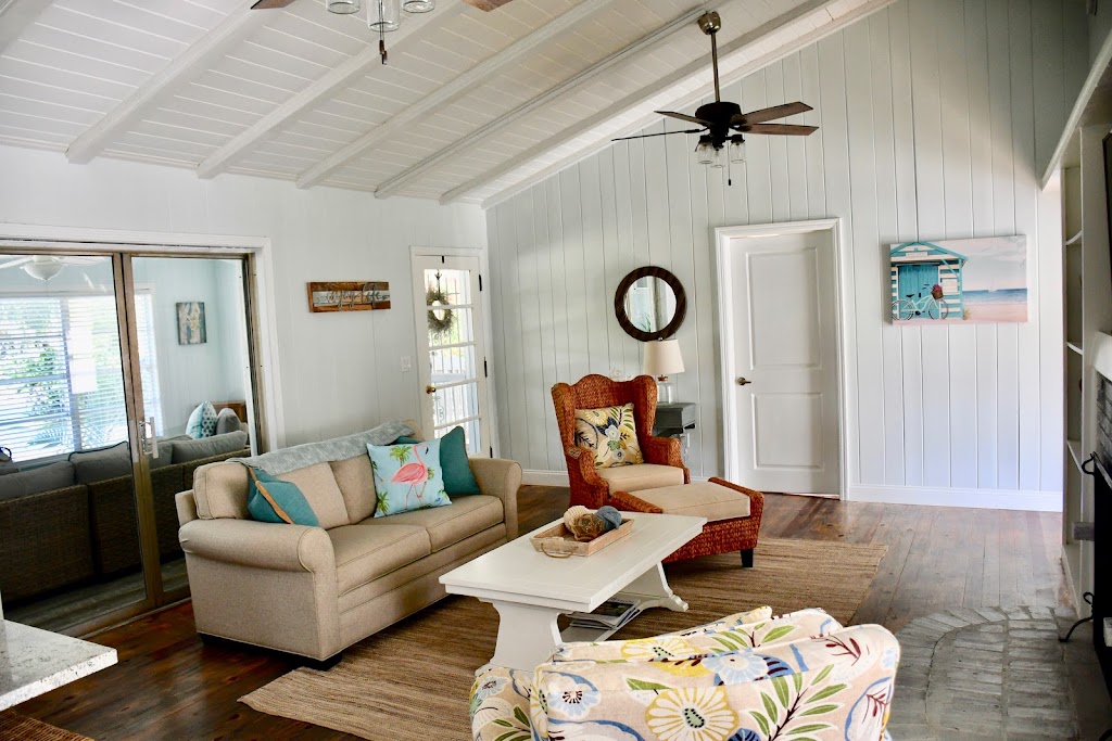 Rads Cozy Cottage | 348 Canal Rd, Siesta Key, FL 34242, USA | Phone: (717) 462-2032