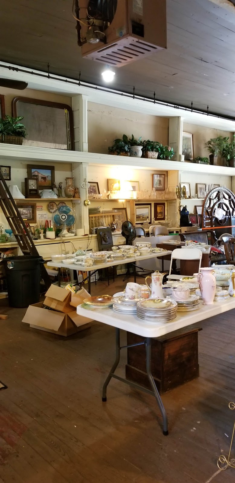 TNT Antiques & Auction | 132 Terrentine Rd, Sharpsburg, GA 30277 | Phone: (678) 469-3324