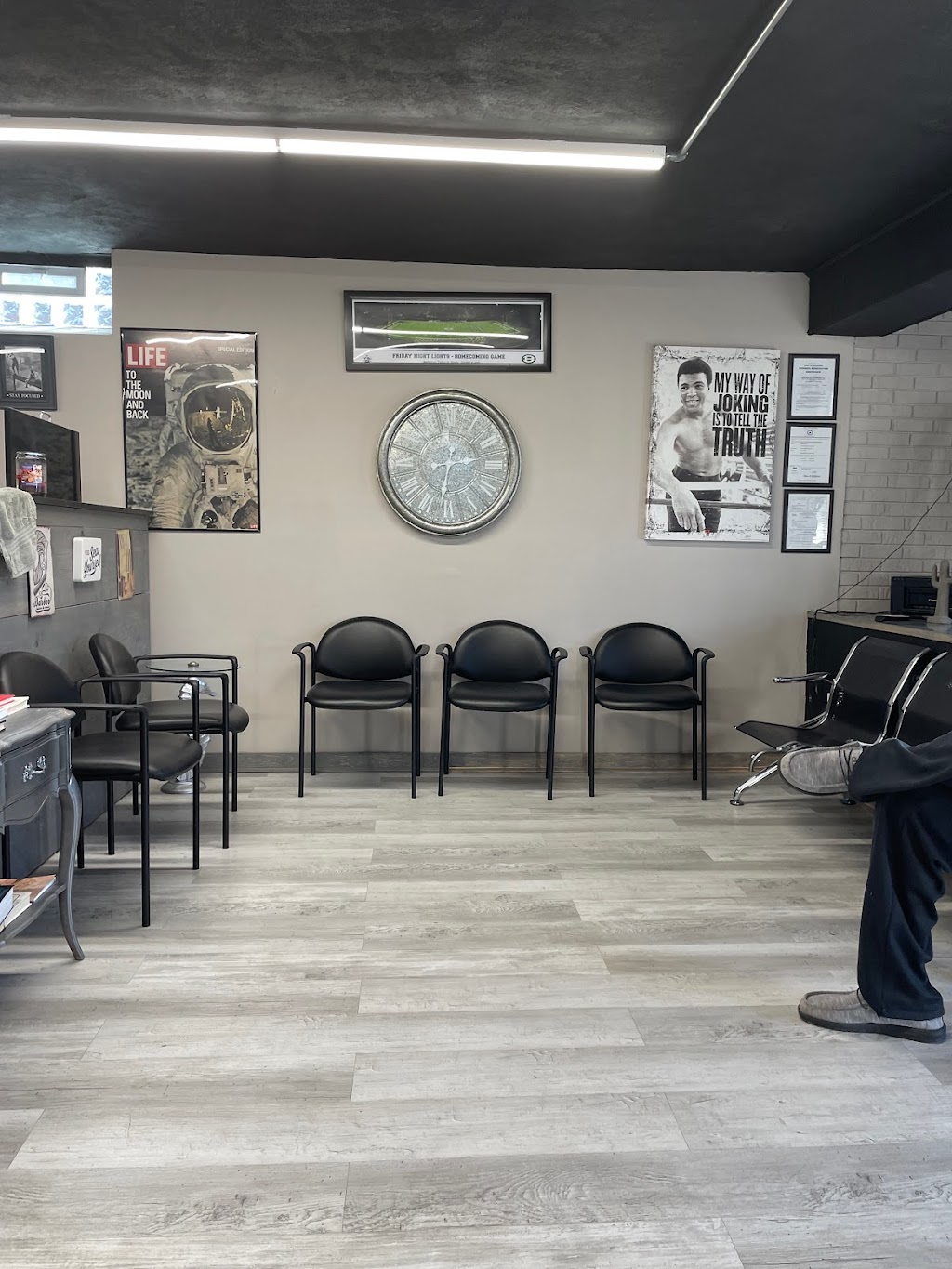 Deluxe Gentlemans Barbershop | 966 Main St, Follansbee, WV 26037, USA | Phone: (304) 374-6127