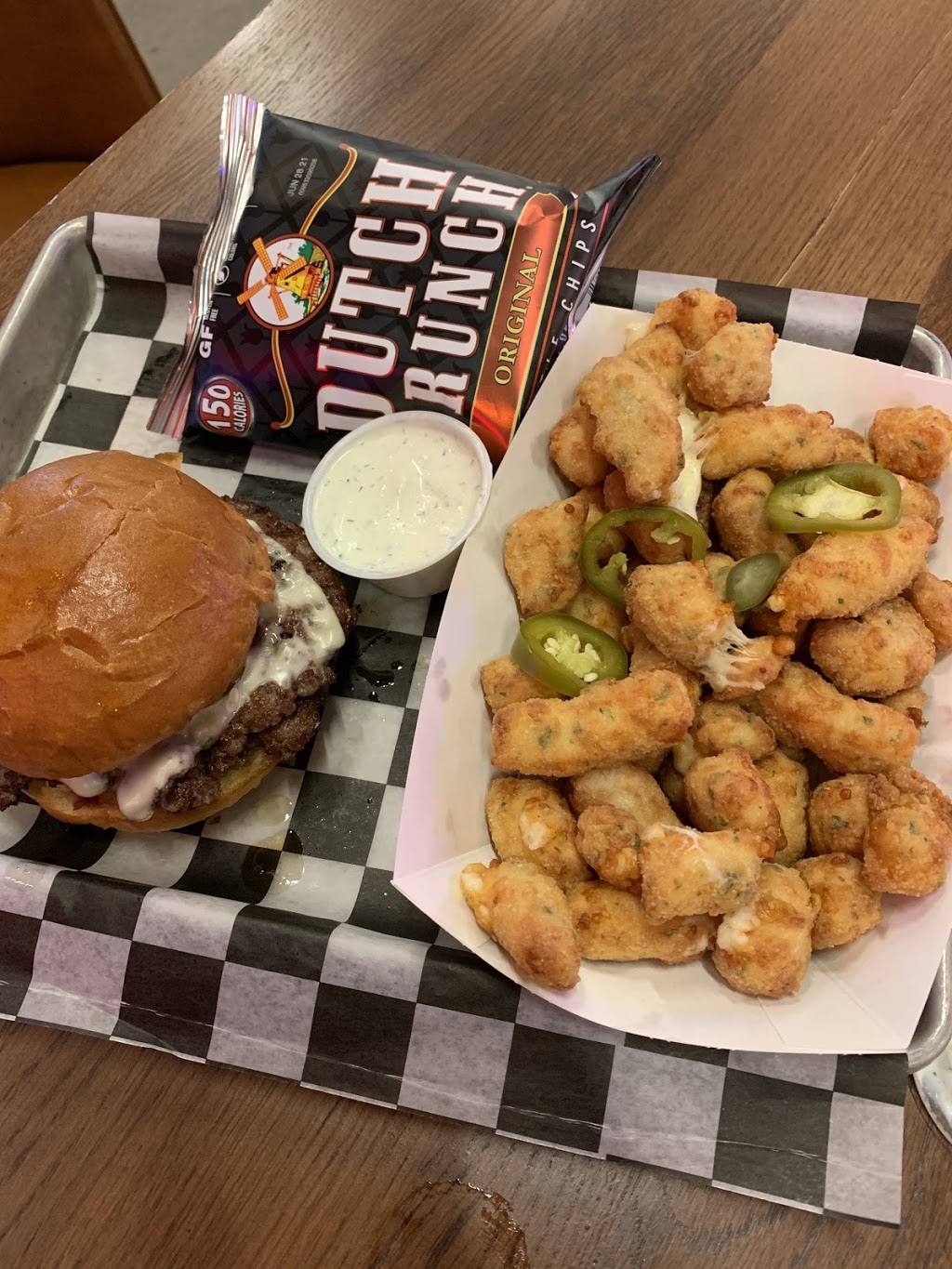 Burger Dive | 806 Rosedale Shopping Center, Roseville, MN 55113, USA | Phone: (651) 340-2389