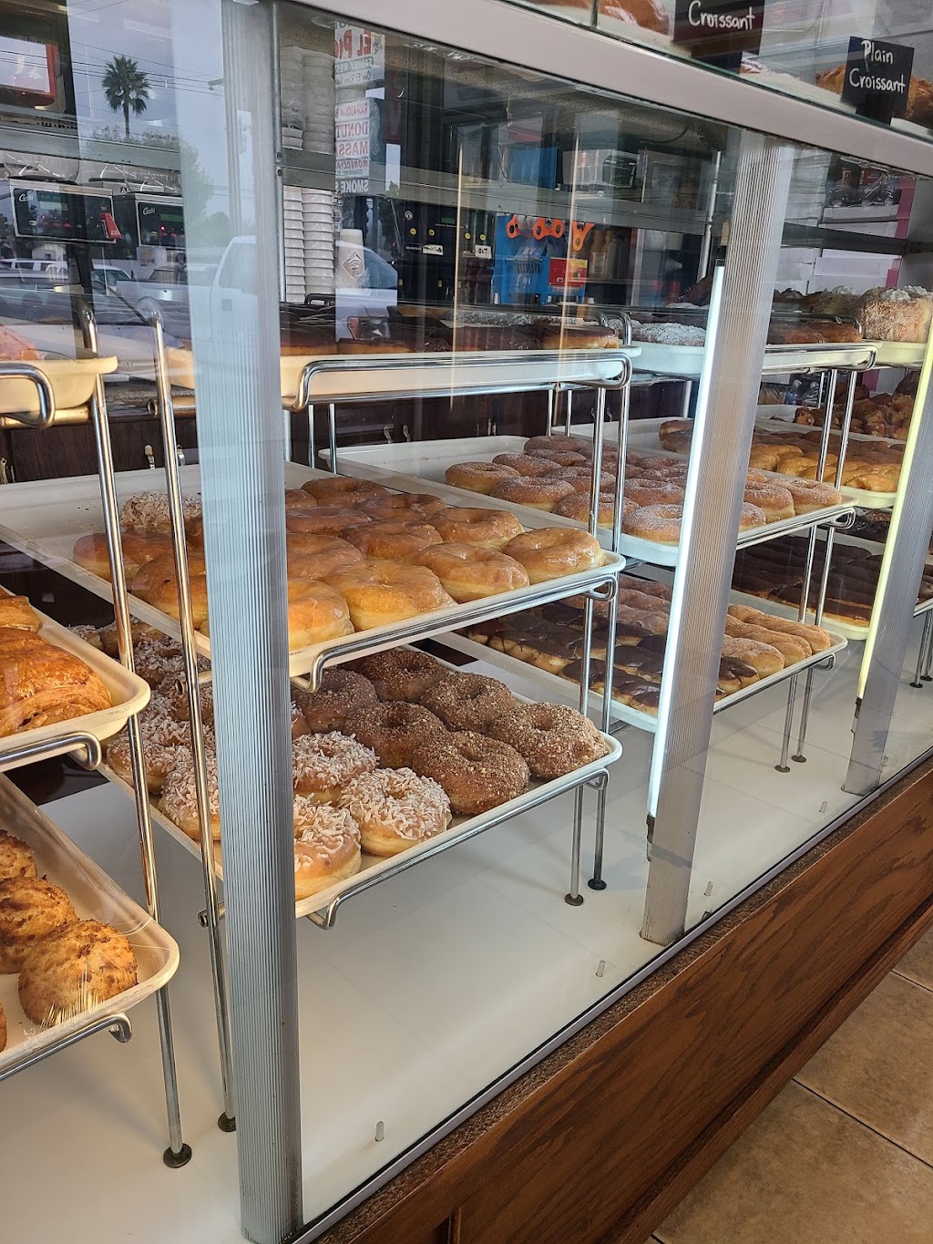 Daily Donuts | 311 S Azusa Ave, Azusa, CA 91702, USA | Phone: (626) 969-2289