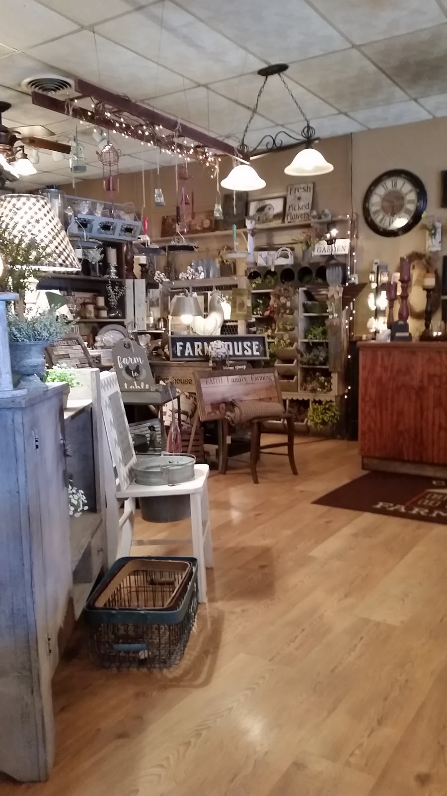 Country Farmhouse | 117 E Main St, Wayne, OH 43466, USA | Phone: (419) 288-2888