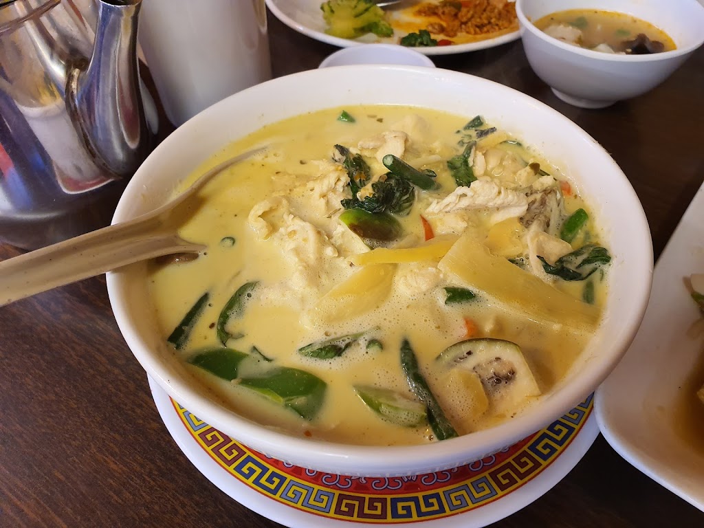 Khun Dom | 4681 Melrose Ave, Los Angeles, CA 90029, USA | Phone: (323) 663-1086