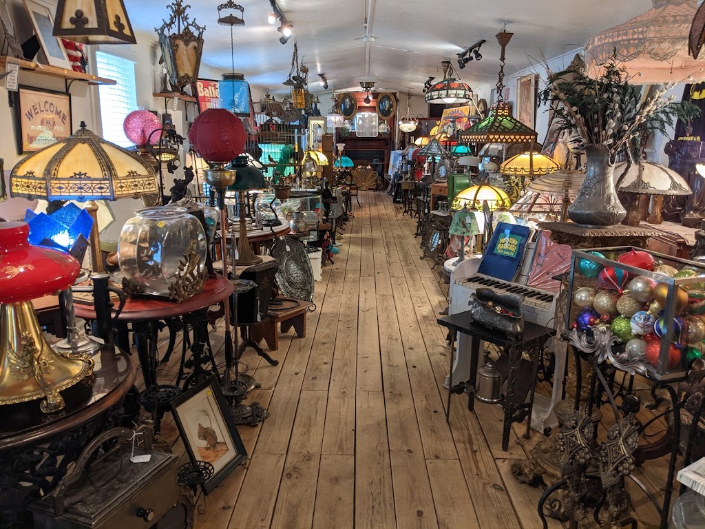 Twisted Whiskers Antiques | 105 East St, Raymond, IL 62560, USA | Phone: (217) 553-4885