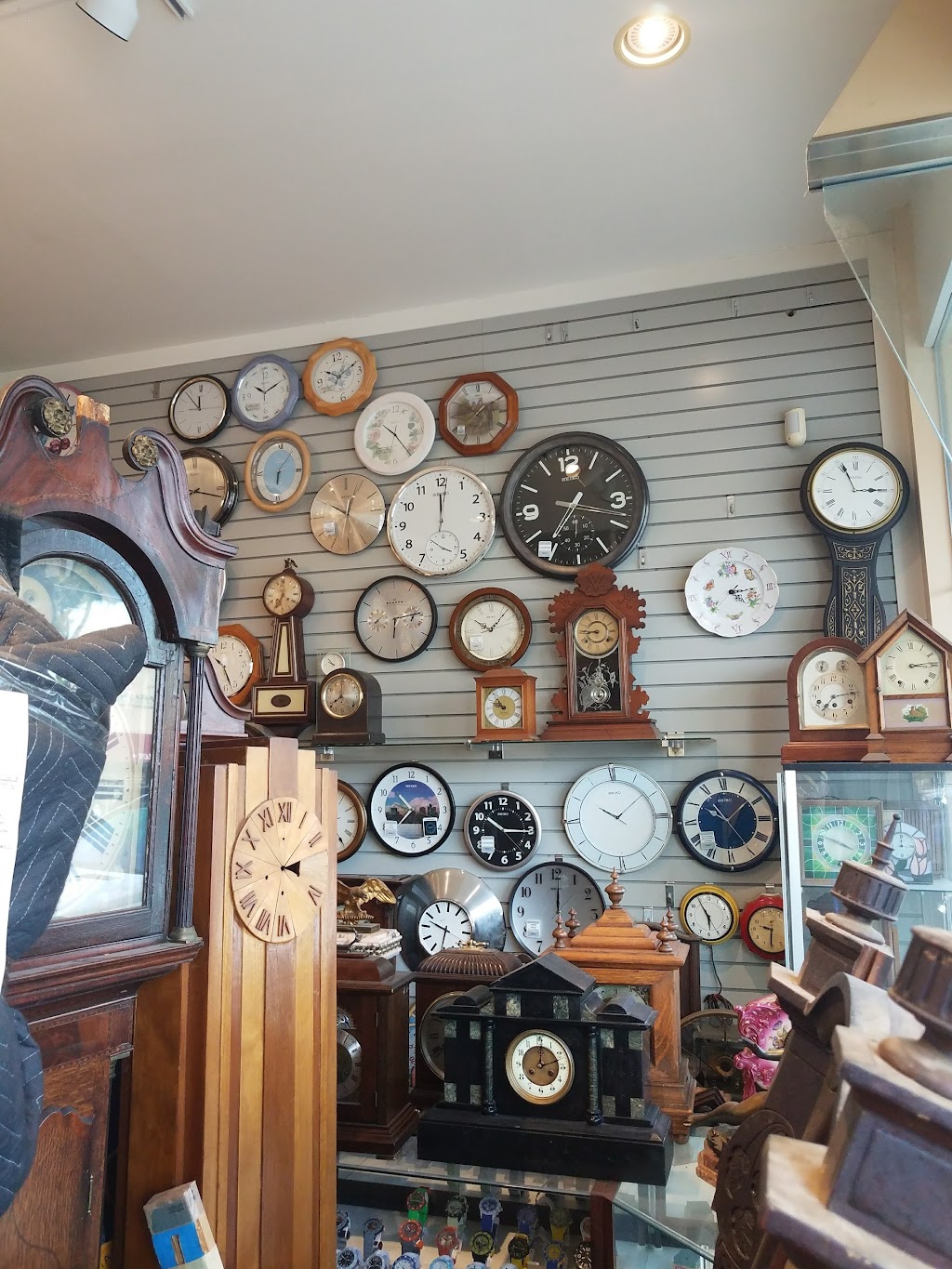 Montana Clock Shop | 1617 Montana Ave, Santa Monica, CA 90403, USA | Phone: (310) 394-0711