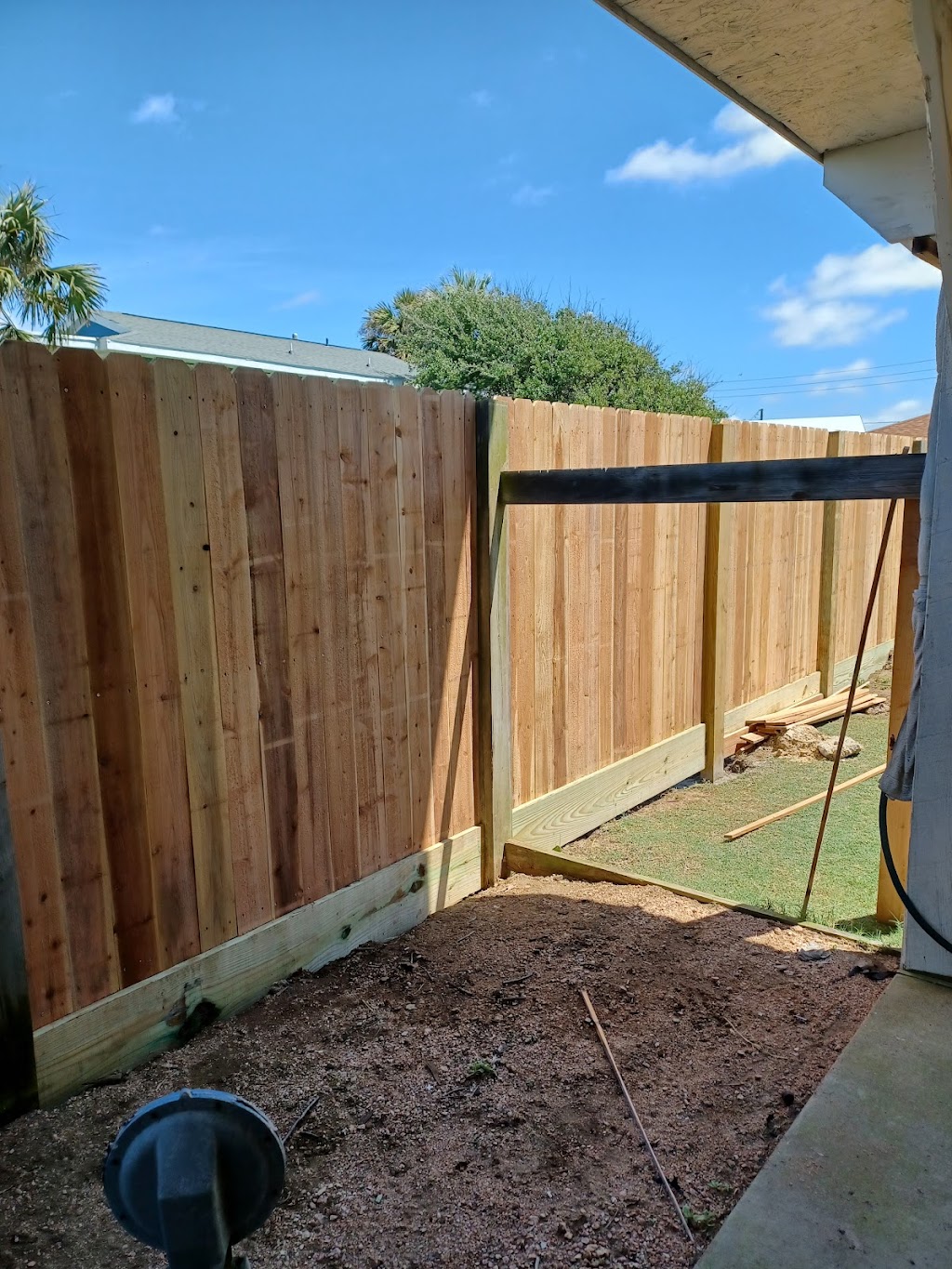 Wood Fences L.B | 4905 26th St E, Dickinson, TX 77539, USA | Phone: (713) 657-0612