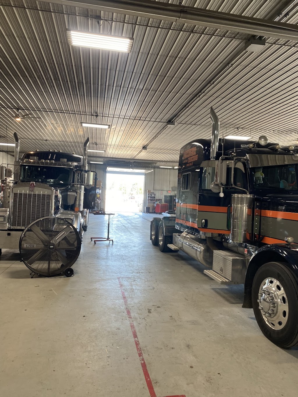 Metzger Trucking Co | 208 S Jefferson St, Silver Lake, IN 46982, USA | Phone: (800) 448-4638