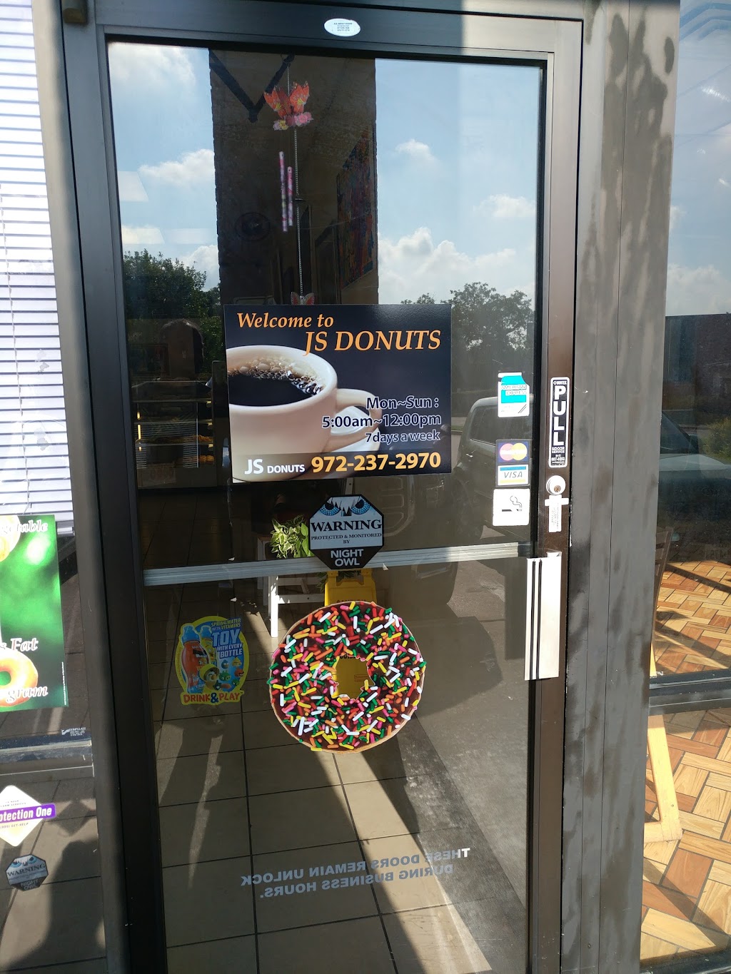 J S Donuts | 4116 S Carrier Pkwy # 110, Grand Prairie, TX 75052, USA | Phone: (972) 237-2970