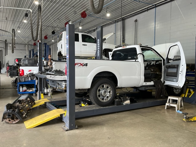 Royal Auto Service Center | 14441 US-20, Middlebury, IN 46540, USA | Phone: (574) 825-4000