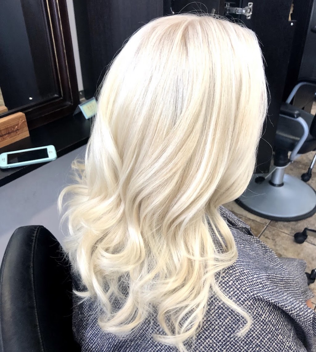 Queen of Blondes Salon | 4933 Ringwood Meadow, Sarasota, FL 34235, USA | Phone: (941) 376-6487