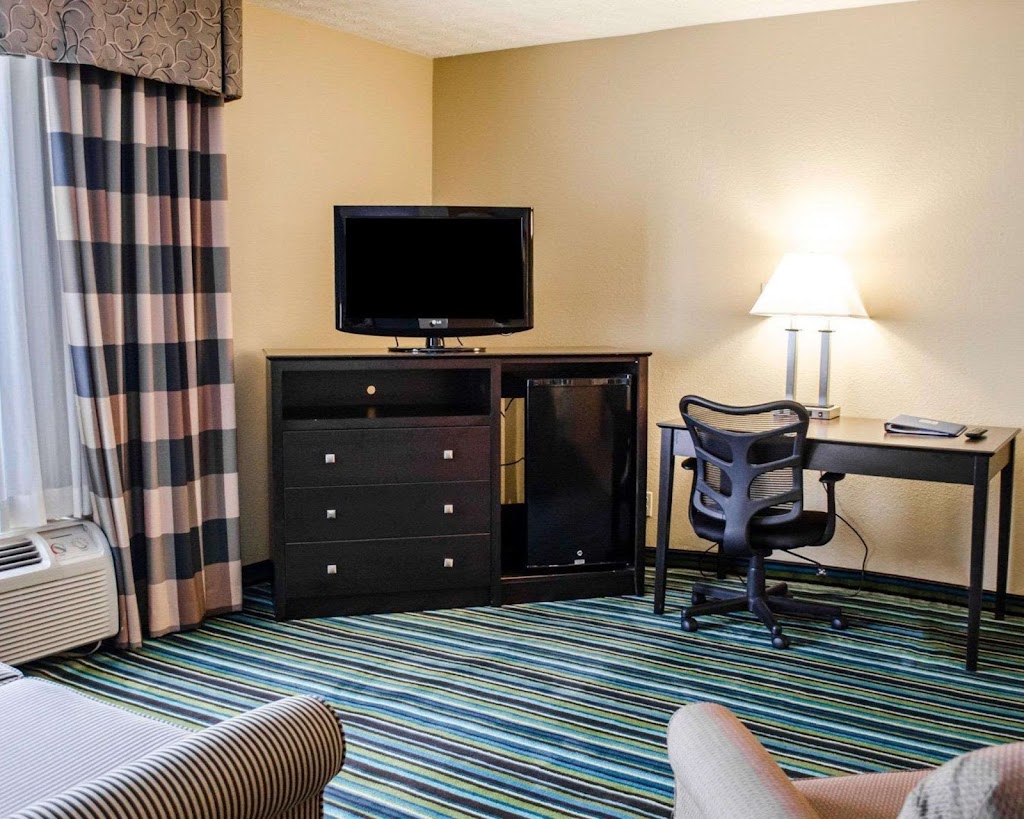 Quality Inn & Suites Medina- Akron West | 2850 Medina Rd, Medina, OH 44256, USA | Phone: (330) 723-4994