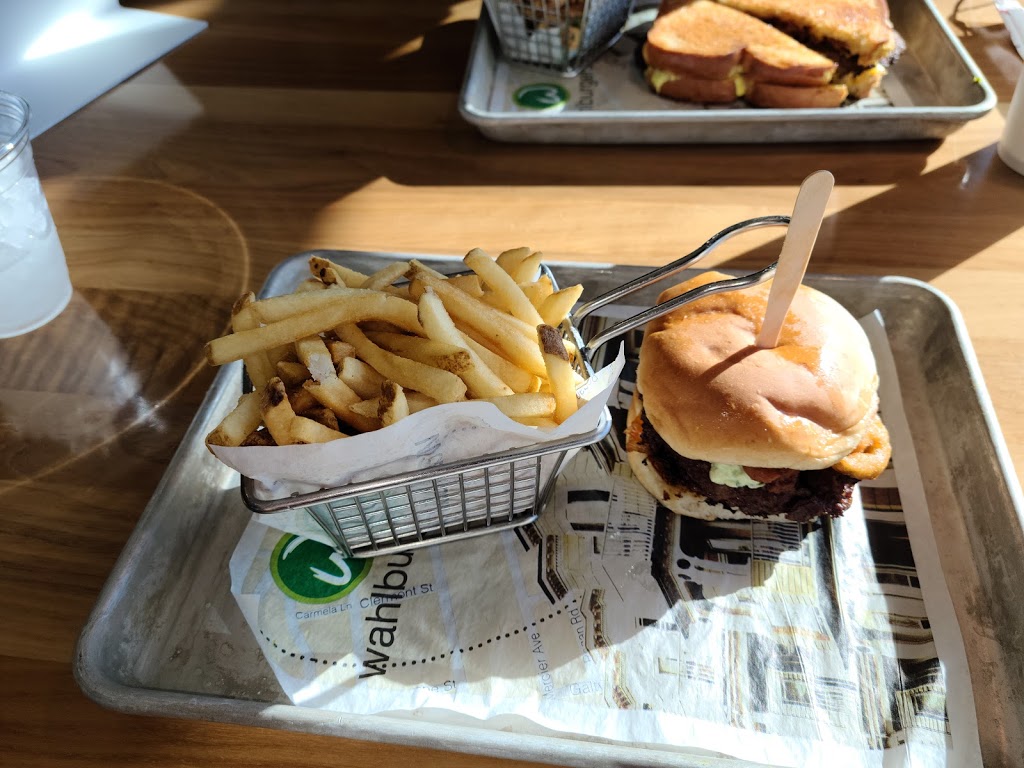 Wahlburgers @ HyVee | 7280 E Point Douglas Rd S, Cottage Grove, MN 55016, USA | Phone: (651) 458-7012