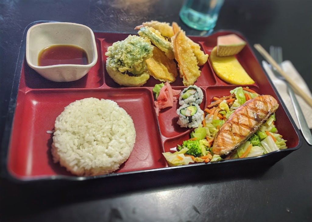 Mo Mo West Sushi Bar and Japanese Restaurant | 76 N McCulloch Blvd #160, Pueblo, CO 81007 | Phone: (719) 647-0010