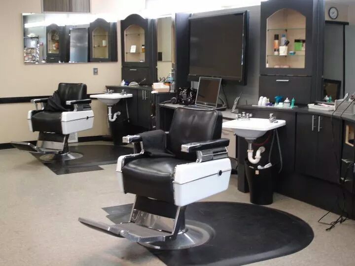 Mikes Barber Shop | 8106 Blue Ash Rd, Cincinnati, OH 45236, USA | Phone: (513) 793-9610