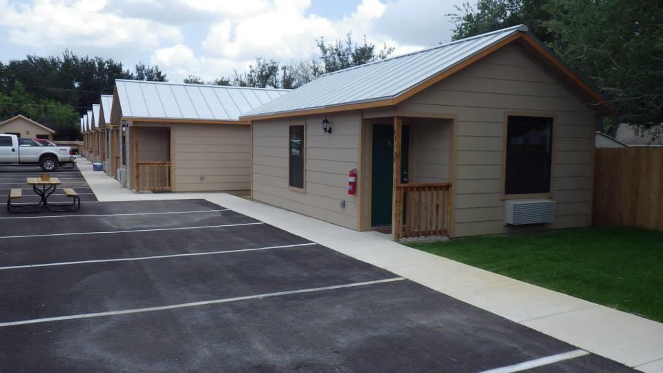 Brush Country Lodge | 413 Winship Rd, Pleasanton, TX 78064, USA | Phone: (830) 569-8344