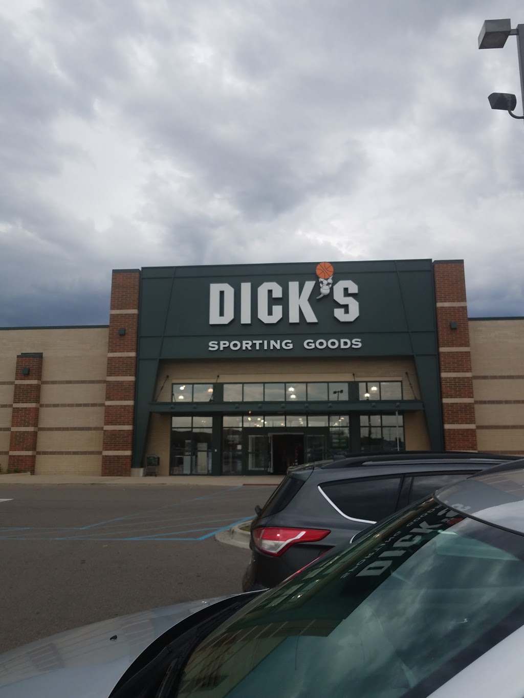 DICKS Sporting Goods | 13501 Middlebelt Rd, Livonia, MI 48150, USA | Phone: (734) 293-0069