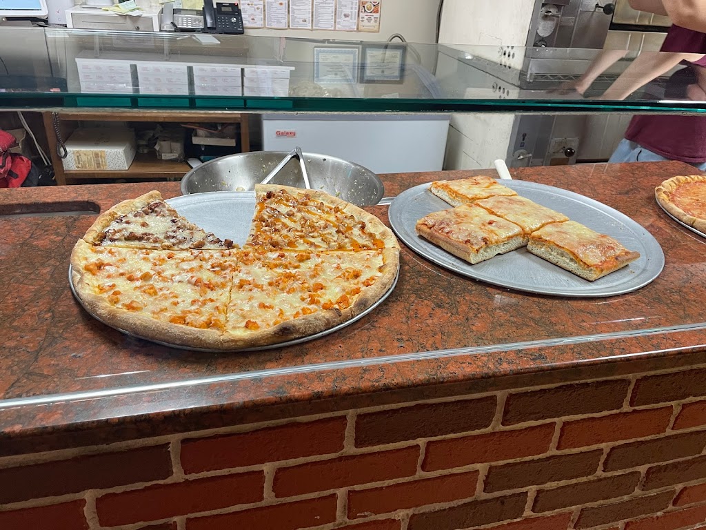 Di Carlos Pizzeria | 894 Old Country Rd, Westbury, NY 11590, USA | Phone: (516) 338-4966