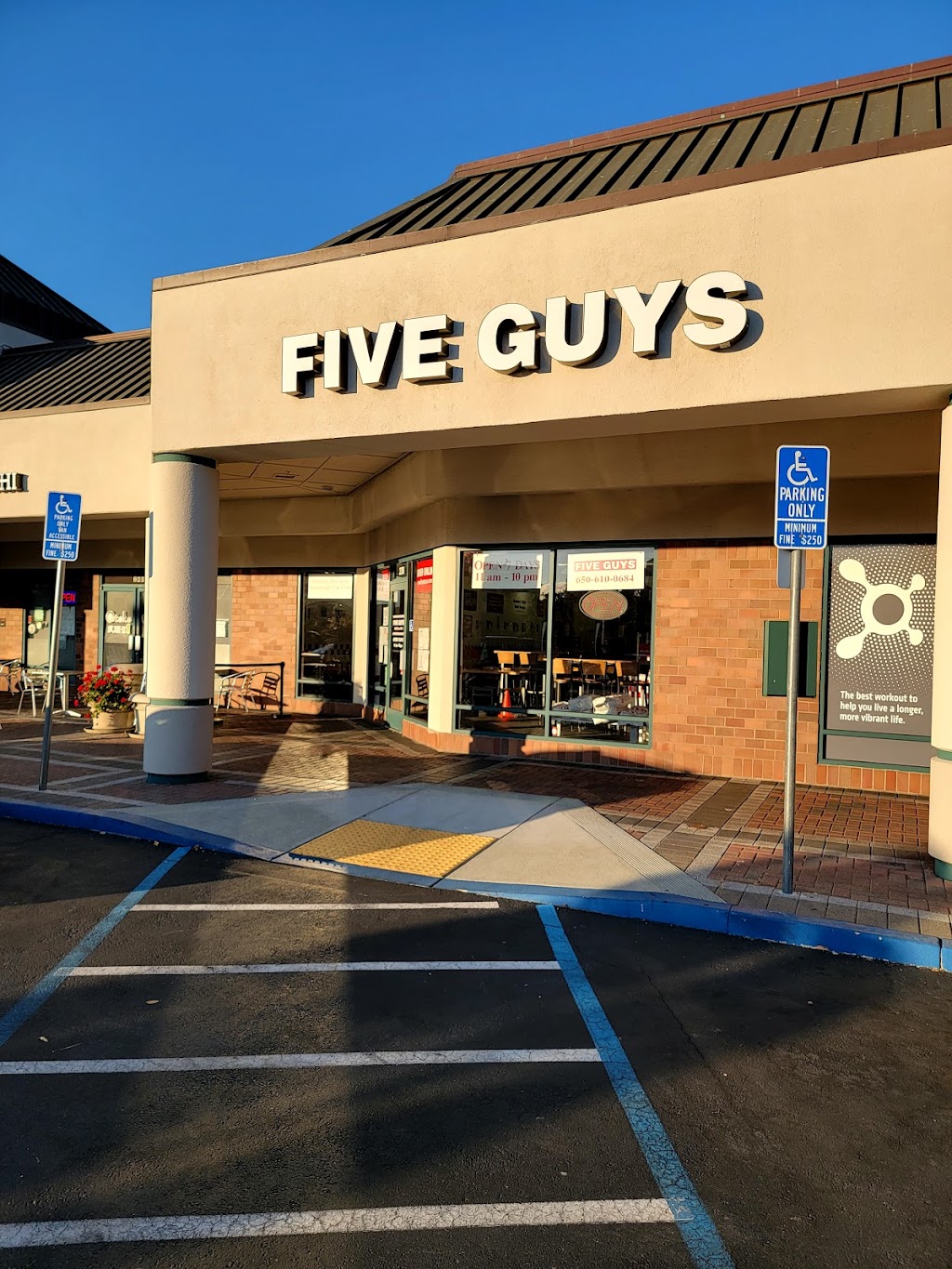 Five Guys | 238 Redwood Shores Pkwy, Redwood City, CA 94065, USA | Phone: (650) 610-0684